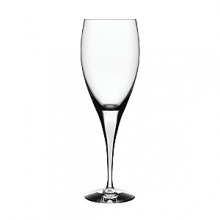 Designer Erika Lagerbielke created the successful Intermezzo glass series over 20 years ago and the handmade glass with its characteristic blue drop can be found in many homes around the world. This popular series is now available with a stylish transparent white drop. Intermezzo Satin is a sober glass that is suitable for all festive occasions; elegant and innocent white for weddings or graduations, or a crisp white for the winter's many celebrations.