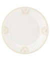 With the vintage style of Butler's Pantry dinnerware, these dishes from Lenox are elegant classics for casual dining. Distinguished by a raised leaf design, trim and fluted rim, this set of four dessert plates are in creamy shades of ivory.