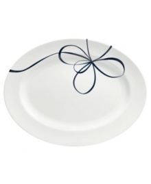 Vera Wang combines her passions for skating and design in the everyday fine Glisse oval platter. An indigo-blue ribbon follows the path of a twirling figure skater, sweeping across smooth, snow-white bone china with modern grace.