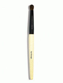 The tapered end of this brush is designed for smudging to create a modern, soft, smoky eye. 