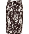 Inject instant style to your workweek staples with this animal printed pencil skirt from No. 21 - Thin waistband, fitted silhouette, all-over print, concealed back zip closure - Style with a tie-neck blouse, a bold shoulder blazer, and platform pumps