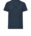 With a cool cut in soft cotton, Closeds V-neck tee is a modern take on this must-have essential style - V-neckline, short sleeves - Slim fit - Wear with a pullover, jeans and lace-ups