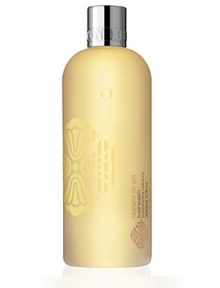 Radiant Lili Pili Hair Wash. Cleanse and refresh hair and the scalp with this gently hair wash. Surround the senses with uplifting aromas of lime, Mandarin and ginger. 10 oz. 