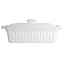 The Louvre dinnerware collection takes its design inspiration from architectural motifs that adorn the exterior of the Louvre museum. Casual or formal, this collection offers great practicality and adapts to every occasion. Oven and dishwasher safe, many of the bakeware pieces transition from oven to table.