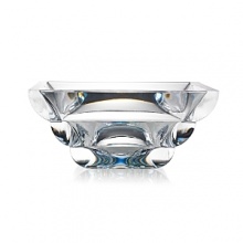 Add a touch of brilliance to your artful decor or table setting with this centerpiece bowl from Rogaska, crafted in soft, rounded crystal for an elegant display.