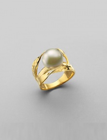 A single shining pearl suspends over a hammered setting of gold-plated sterling silver. 12mm white, round man-made pearl 18k gold vermeil Made in Spain