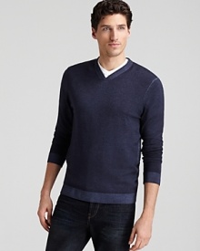 A handsome V-neck with sporty contrast details keeps your look fresh.