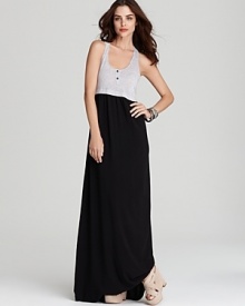 Splendid epitomizes easy summer elegance with this maxi dress, featuring a striking two-tone color scheme.