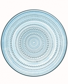 Like dewdrops in the morning sun, the bubbles circling Iittala's Kastehelmi plate glisten in pressed glass to reflect all the light at your table. A watery blue hue adds to the tranquil nature of the vintage Oiva Toikka design.