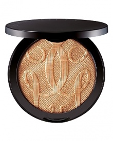 Metallic radiant powder and sun catcher for face and body. A powder enriched with gold mother-of-pearl that captures and reflects light for a golden, luminous finish. Textured to mimic the sun's rays, Terracotta Sun in the City is available in one universal shade to highlight and warm up all skin tones.