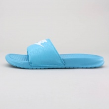 A sports-lovers dream, the Nike Benassi JDI Women's Sandal bursts with athletic power in a comfortable fit.