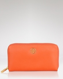 Sleek and chic, this Tory Burch wallet in luxe leather is filled with practical compartments.