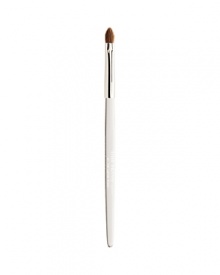 Trish's Brush 61 Corner is precision shaped to perfectly emphasize the corners of the eye whether you want to lift and elongate at the outer corner, or brighten and open up the inside of the eye. Sweep along the upper or lower lash lines for just the right amount of soft definition.