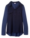 This loose-fitting tunic cops shirting style, adding a point collar, open neckline and contrast sleeves and lining.