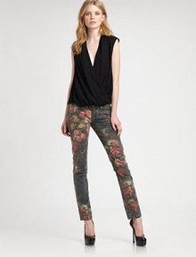 Strikingly flattering skinnies in a soft, washed floral print for that lived-in feel you crave. THE FITLow rise, about 7½Inseam, about 30THE DETAILSZip flyFive-pocket style92% cotton/7% polyester/1% spandexDry cleanImportedModel shown is 5'9 (175cm) wearing US size 2.