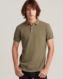 The classic polo realized by MARC BY MARC JACOBS with a slim fit and a goldtone embroidered logo at left chest.