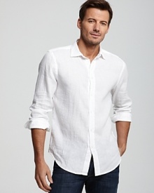 An elevated everyday item, the linen sport shirt brings your basics into the realm of luxury.