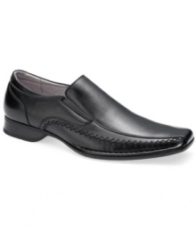 Madden puts an irreverent twist on these polished bike toes with chunky tonal stitching at side. If you're looking to step up your at-work wardrobe, step right into these double-gored men's dress shoes.