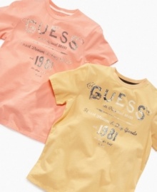 All cracked up. He'll love the added appeal of this cracked logo tee from Guess.