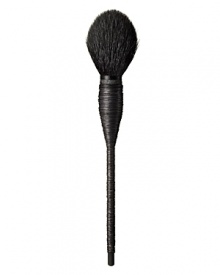 PINCEAU ARTISANAL KABUKIPINCEAU ITAModern concept and function unite with traditional Japanese culture, creating unique and versatile brush designs. Featuring super black goat hair known for its softness and strength, Kabuki Artisan brushes are designed for a variety of uses including color application, blending, contouring and highlighting.