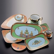 Once again, one of the very successful Gianni Versace patterns taken from the historical archives - gives life to a dinner set that is in perfect harmony with the new fusion philosophy of food. An incredible travel journey through the beautiful atmosphere of a magic landscape with birds of paradise.