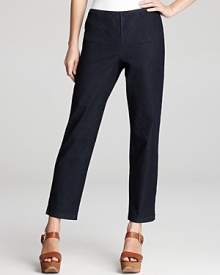 A hassle-free approach to everyday dressing, these Eileen Fisher Petites pants flaunt a slim cut and a clean silhouette for a sleek, flattering fit.