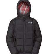 A reversible down jacket with hood, one side plaid and the other solid for two distinct sporty looks.