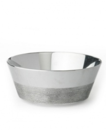 Redefining sophistication, Vera Wang marries modern geometry and classic elegance with this versatile bowl. Sharp lines and traditional ribbing detail combine for a unique, segmented pattern.