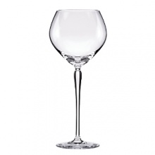 With a clear bowl and hand-pulled stem, this kate spade new york Bellport wine glass sparkles in European crystal.