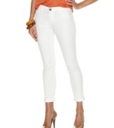 Calvin Klein Jeans puts a trendy spin on these cropped jeans, giving them a clean, bright wash and a skinny, stretchy fit!