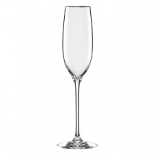 Crafted from fine lead crystal, the Solitaire Platinum collection offers enthusiasts the ultimate champagne and sparkling wine experience with these signature flutes.