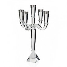 For over 160 years, Italian-based Ricci Argentieri has created superlatively crafted designs of timeless style. In that spirit, this elegant candelabra adds grandeur to fine dine occasions.