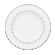 White Lace bone china is characterized by its diverse series of borders all rendered in precious platinum. The classic combination of platinum and white radiates on the table. A truly classic look.