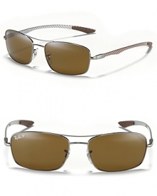 Sporty aviator sunglasses with a slim rectangular frame and polarized lenses. A classic look from Ray-Ban.