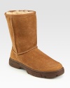 Warm sheepskin pull-on features molded rubber sole for quicker tread. Pull-on style Shearling lining Padded insole ImportedOUR FIT MODEL RECOMMENDS ordering true whole size; ½ sizes should order the next whole size up.