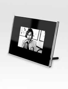 From the leading lady of French design comes a stunning digital frame, displaying the simplicity and purity for which Putman is known. A wide LCD frame with Bluetooth and wireless connectivity allows you to display up to 400 photographs. Includes: frame, mini USB cable, adapter, metal stand, quick start guide.