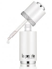 Combines anti-aging, anti-pigmentation and luminescence with pearlescent pigments to inhibit melanin production, detoxify and beautify. The skin surrounding the eye becomes brighter and more even-toned with improved firmness. This light-infused eye serum is a high-performing antidote to under-eye darkness and discoloration.