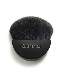 A black goat hair brush with half moon-shaped head and small handle for perfect application of Mineral Primer to quickly maneuver the planes and contours of the face. Pick up Mineral Primer and tap off excess. Apply to the planes of the face and working to the contours. Follow with Mineral Powder or Foundation Powder. 