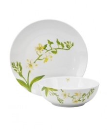 Pretty and practical, the Morning Glory platter and serving bowl set from Oneida's collection of serveware and serving dishes features a fresh botanical motif on modern coupe shapes. Dishwasher- and microwave-safe porcelain means prep and cleanup are a cinch.