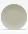 With a powdery matte finish and clean modern shapes, the Naturals dinner plates from renowned designer Vera Wang bring minimalism to the table with chic style. In soft, natural hues perfect for coordinating with any decor.