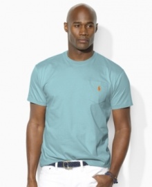 Short-sleeved t-shirt, cut for a comfortable, classic fit. With a chest pocket.