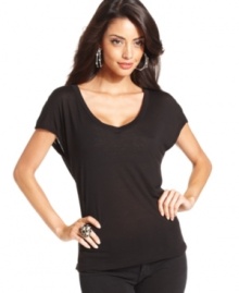 With a stylish slouch, this GUESS boyfriend tee is a go-to staple for any fashion-forward look!