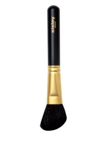 A unique bevelled head allows you to easily, precisely and quickly apply makeup to sculpt and highlight your cheekbones. Its natural bristles, amde from superior quality goat hair, are very soft, fine and ultra-supple, making it ideal for applying powder blushes. 