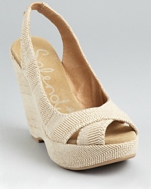 In classic, natural jute, these Splendid wedges offer timeless style that lends itself to virtually every outfit.