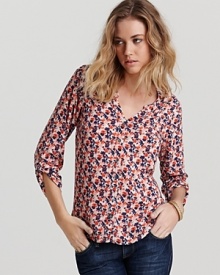 Freshen up up your basics portfolio with this floral-print Splendid top, featuring a button front for polish.