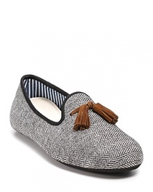 This sleek tweed loafer is crafted in wool herringbone and accented with contrast trim and contrast suede tassels at the tongue.