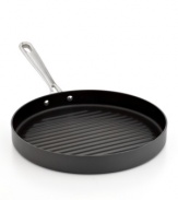 A supporting piece for a master chef. Inspired by the passion & precision of Emeril, this hard-anodized grill pan boasts an easy-release nonstick finish that expertly heats and preps your favorite dishes. Add the lid for moisture-rich, nutrient-loaded meals. Lifetime warranty.