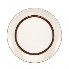 This bread and butter plate features a crackled effect on its rim, creating an attractive presentation on your table. The plate is functional, too, giving your bread, butter and butter knife a place of their own.