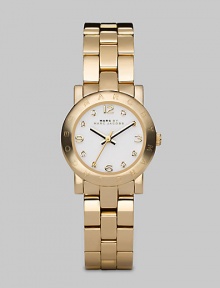 A classic style with a touch of sparkle and an iconic logo bezel. Quartz movementWater resistant to 3 ATMRound goldtone ion-plated stainless steel case, 26mm (1) Logo bezelWhite dialCrystal and numeric hour markersSecond hand Goldtone ion-plated stainless steel link braceletImported