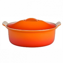 A beautiful dish inspired by traditional Le Creuset design. Ideal for dishes such as pot au feu or stews. Moves from oven to table with ease. A celebration of Le Creuset Cast Iron, this collection features classic Le Creuset products in the tradition of French cooking.